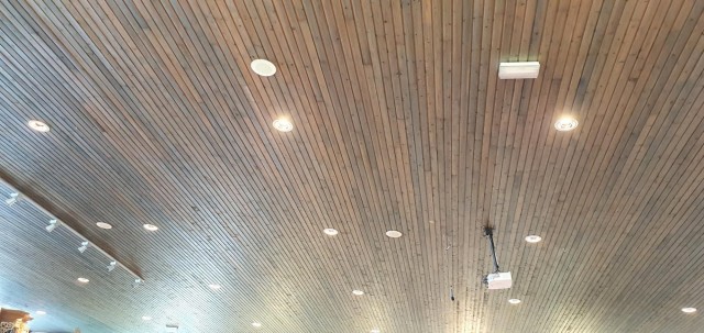 Nieuwe plafondlampen geinstalleerd.