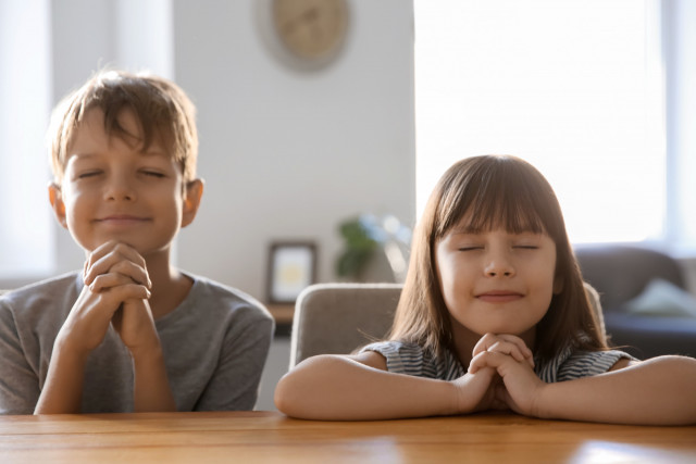 children praying